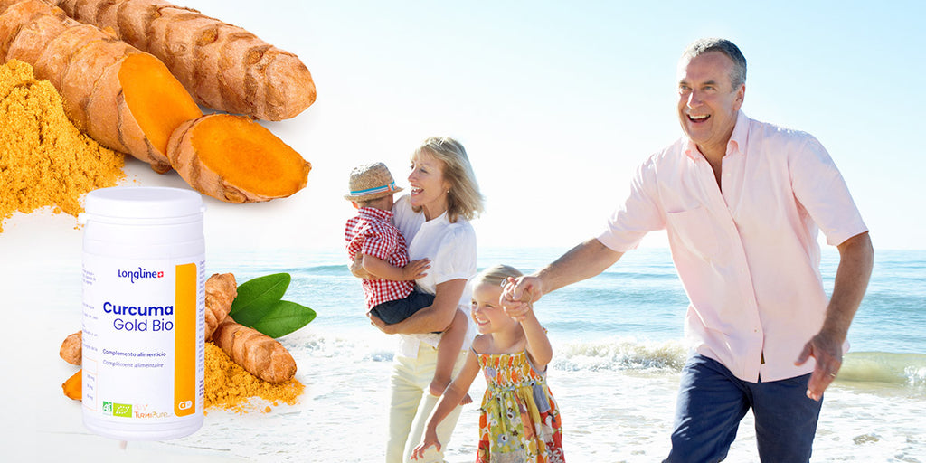 Familia saludable corriendo por la playa en un día soleado, con un bodegón en primer plano con cúrcuma natural y un envase de Cúrcuma Gold Bio de Longline